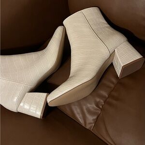 Steve Madden Cream Ankle Boots with Chunky Heel and Rounded Toe